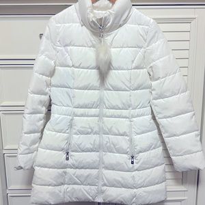 Women’s faux fur coat with detachable hoodie & pockets.